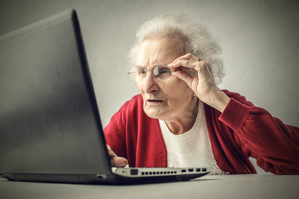 Vieille dame perplexe devant son ordinateur