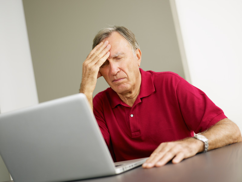 Senior dépassé face à son ordinateur