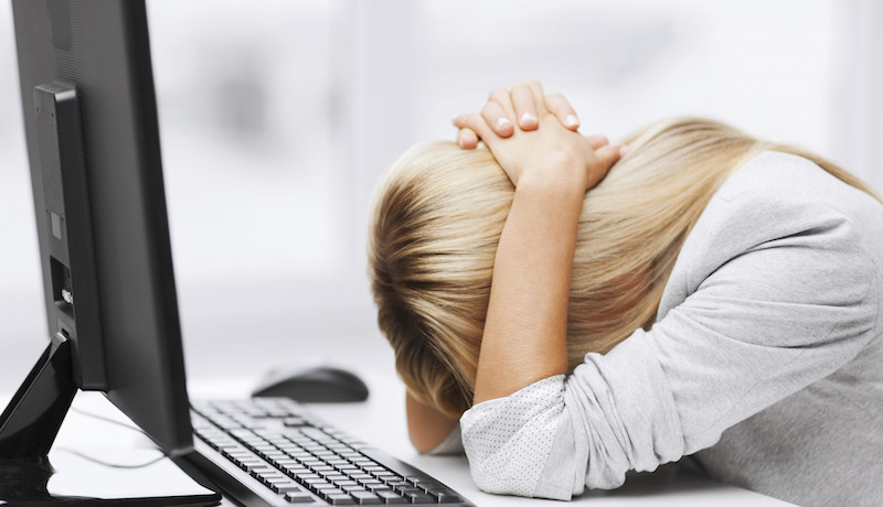 Femme exténuée par son ordinateur